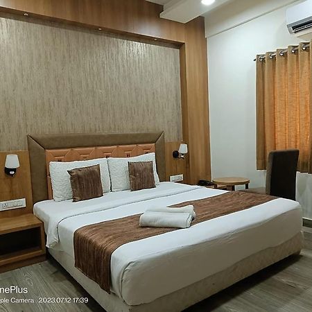 Hotel Aerocity Golden Close To New Delhi Airport Exteriör bild