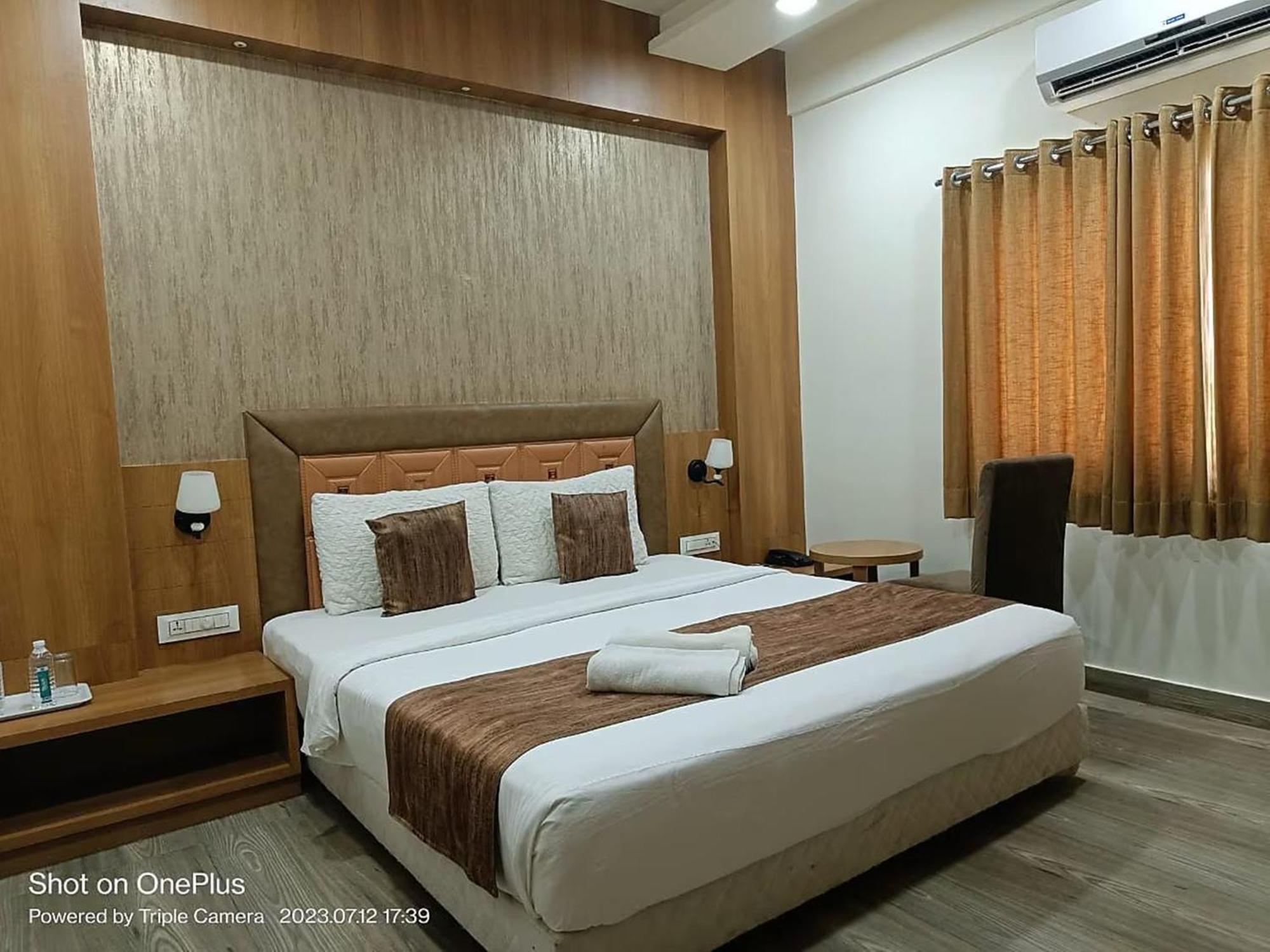 Hotel Aerocity Golden Close To New Delhi Airport Exteriör bild