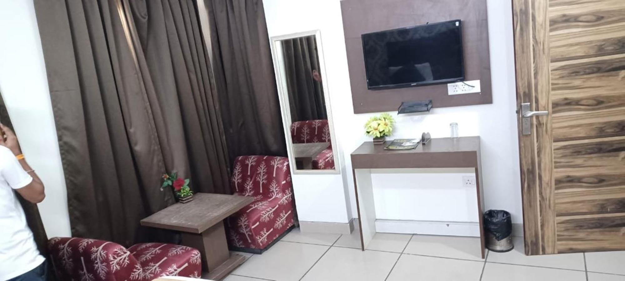 Hotel Aerocity Golden Close To New Delhi Airport Exteriör bild